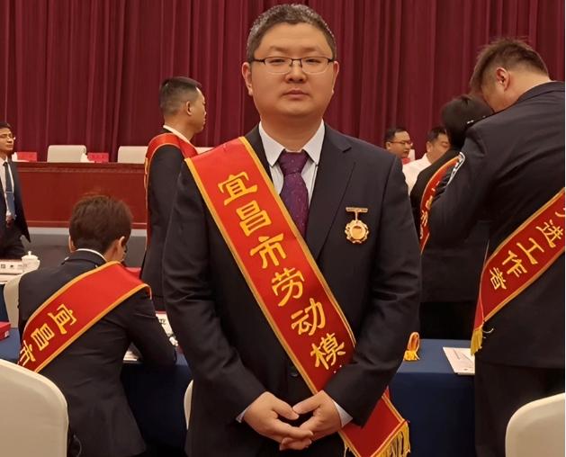 祝賀！微特工程師張艷波榮獲宜昌市“勞動(dòng)模范”稱(chēng)號(hào)